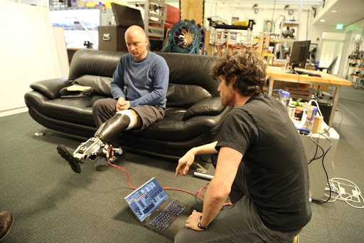 LCM300称重传感器应用于辅助机器人假肢